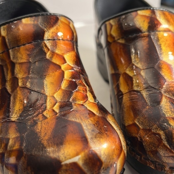 Dansko Leather Abstract Reptile Clogs Size 37 US Size 6.5 - 7 wearable art - Picture 11 of 12